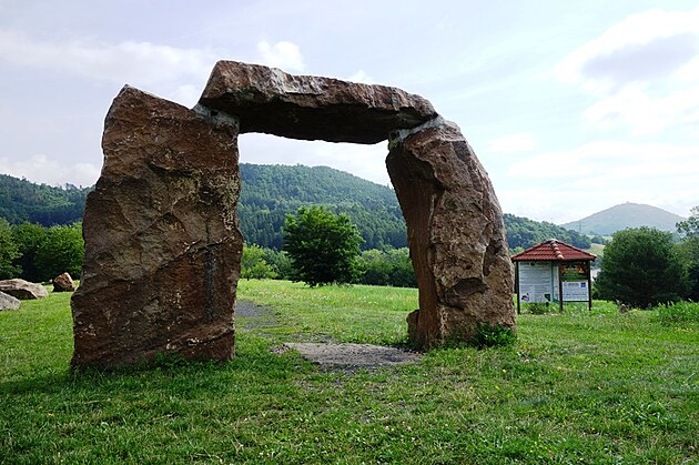 Vstupn� br�na symbolick�ho h�bitova zanikl�ch obc�