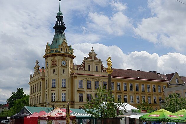 Centrum msta Hronova, divadlo se hraje i v tto kole