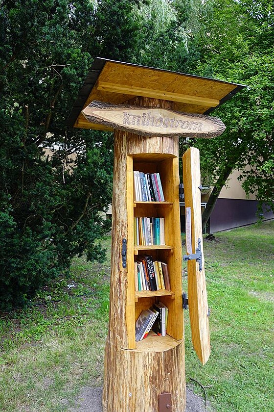 V parku maj tak knihostrom.