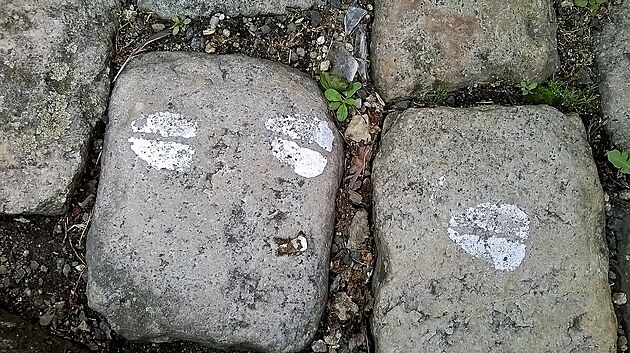 Koz� stopy. T�hnou se u� od mostu a souvis� s p�edchoz� v�tvarnou akc�