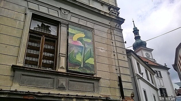 Z p�edchoz�ho plen�ru, tyhle obrazy v oknech Lokti opravdu slu��!