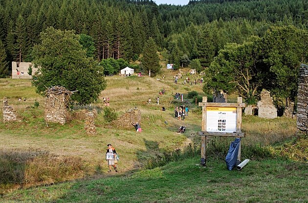 Zanikl obec jednou ron ov land art festivalem