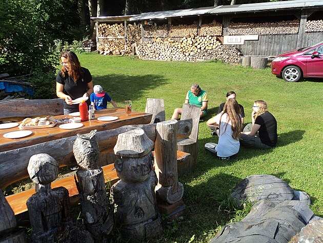 Petra umistuje papundeklov tale