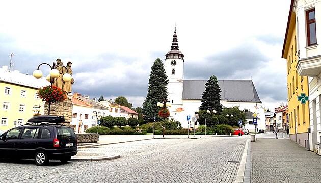 Nmst v Blovci s kulturnmi pamtkami Kostel sv. Mikule a Pomnk osvobozen