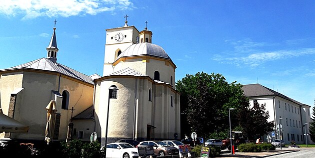 Kostel a zmek v centru Klimkovic