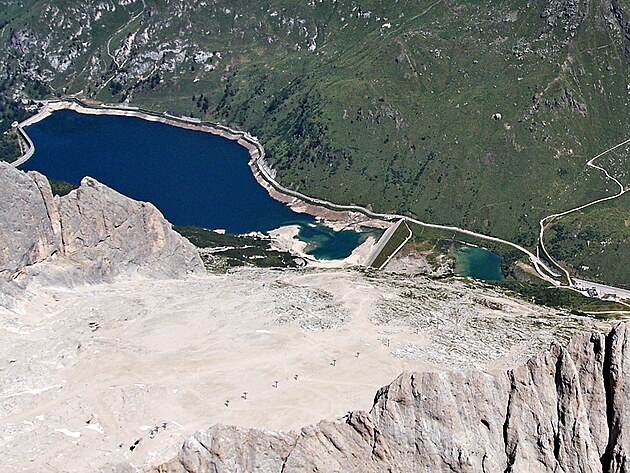 Vlevo velk uml ndr Lago Fedaia, vpravo malik pvodn Lago Fedaia