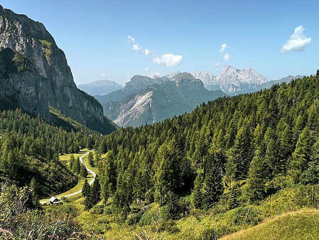 Zna�en� cesta 564 pod Forcella Alleghe (z�b�r z cesty �.531 u Col dei Baldi), na obzoru Marmolada