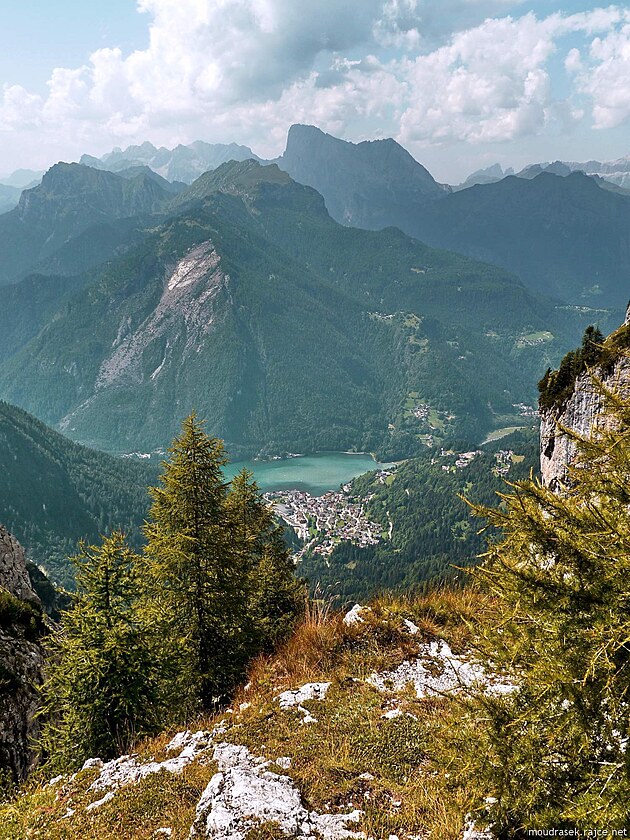 Alleghe ze stezky .4, nad nm stopy sesuvu Frana del Piz