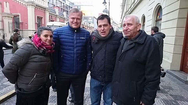 Z demonstrace v lednu 2016 proti Barnevernetu. Vlevo Jordanka Jir�skov�, pr�vn�k Marius Reikeras, j� a d�da Ji�� Pavelka. Sn�ilo a mrzlo...