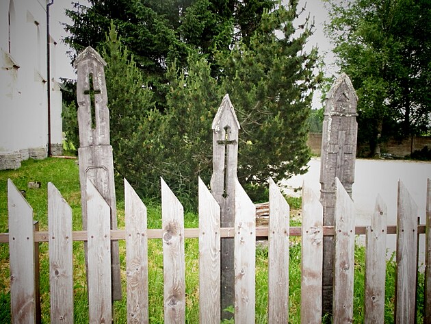 Memento mori u kostela - umrlčí prkna