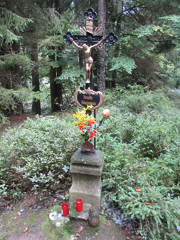 O tenhle krucifix pod Hauswaldskou kaplí se někdo pečlivě stará...