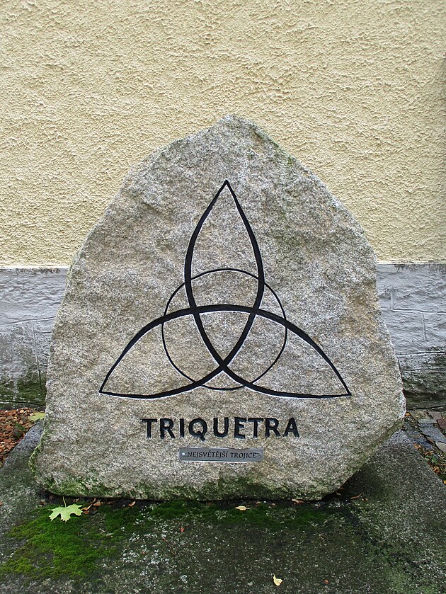 ...a symbol Nejsvětější trojice na kameni u kostela...