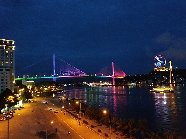 Most Bai Chay v noci.