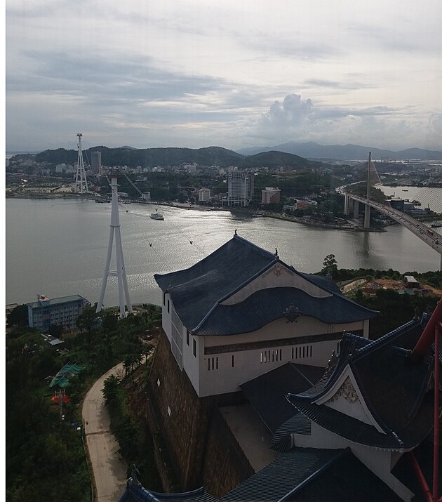 Pohled na Ha Long bay lanovku Queen Cable Car z pouovho kola Sun Wheel.