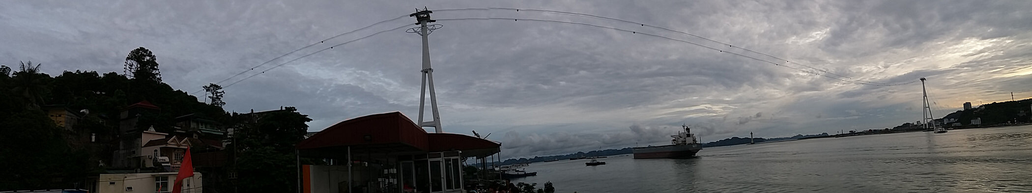 Lanovka Queen Cable Car z bo�n� perspektivy.