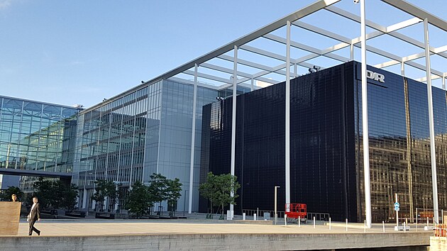 Budovy rozhlasu a televize spojen� s koncertn� s�n� prosklenou nadzemn� chodbou.