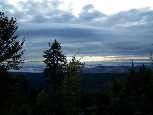 Rno, Alsasko pod mraky, na obzoru masiv Schwarzwald