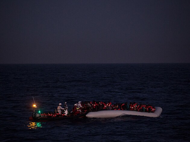 Posdka lodi Phoenix, provozovan organizac Migrant Offshore Aid Station (MOAS), zachrauje 10. ervna 2017 ekajc migranty u ostrova Lampedusa v Itlii.