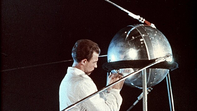 Pprava Sputniku-1 - na forografii je zachycen technik Jurij Silajev.