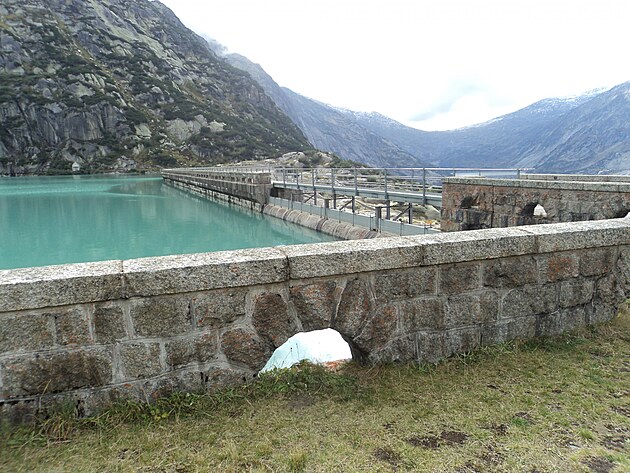 Ukonen jezera betonem umouje dostat se na druhou stranu