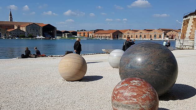 P�ed pavilonem na Arsenale.