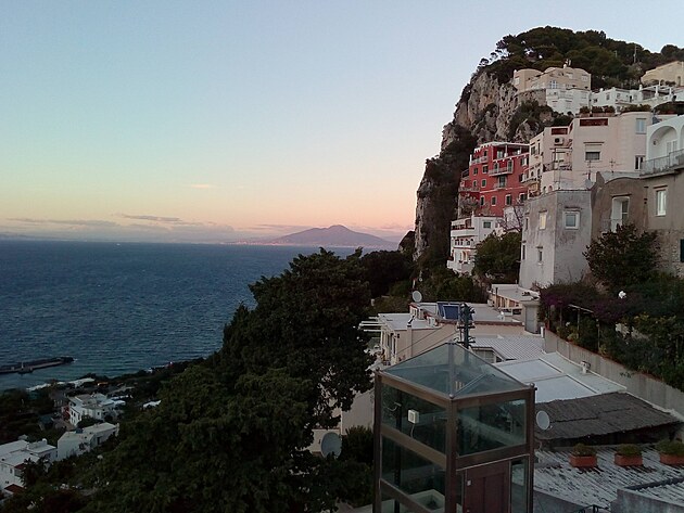 To bylo v sobotu na ostrově Capri. Soumrak nad Neapolským zálivem. Končí den a končí i náš výlet.