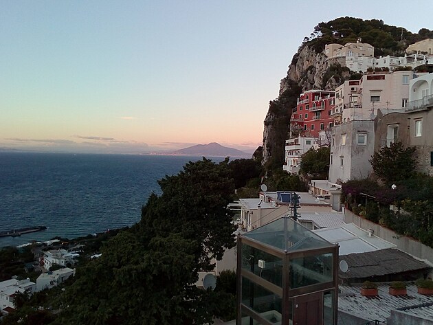 To bylo v sobotu na ostrov Capri. Soumrak nad Neapolskm zlivem. Kon den a kon i n vlet.