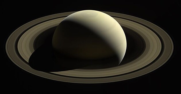 Jeden z poslednch pohled sondy Cassini na planetu Saturn.