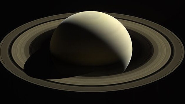 Jeden z poslednch pohled sondy Cassini na planetu Saturn.