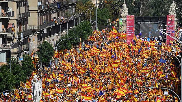 Demonstrace proti separatismu v Barcelon 8. jna 2017
