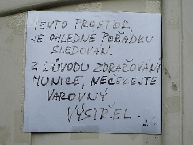 Oba npisy jsem objevila na dvech gymnzia v Nymburce. Tam mus bt se kolnkem sranda...