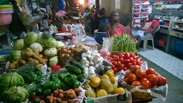Na Jamajce je k dispozici rozmanit ovoce, nrodn ovoce Ackkee, Sour soup,Star apple, Chlebovnk, Guava, Papaja, Mango, Plantain ( banny ke smaen a vaen ), mal banny k jdlu a t spouta zeleniny . Je to rodn zem.