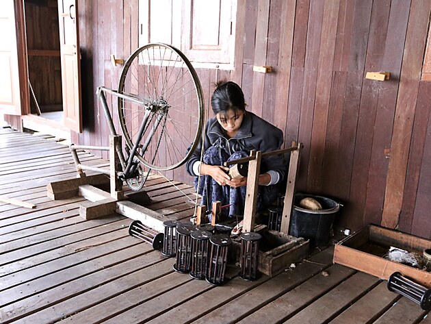 spřádání lotosových nití -Inle Lake Myanmar