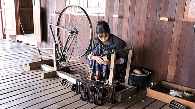 spdn lotosovch nit -Inle Lake Myanmar