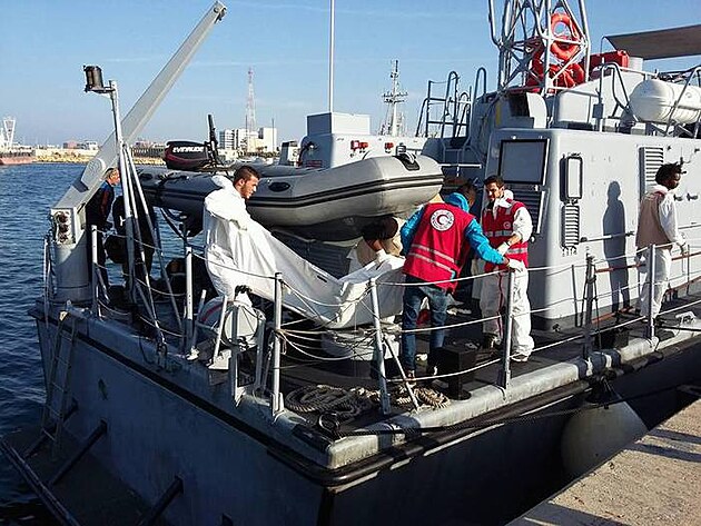 Migranti ... libyjský hlídkovací člun při záchranné akci.