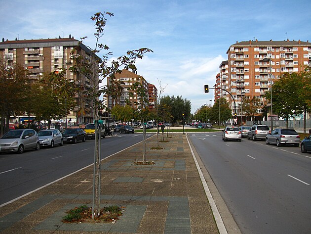 Ulice Jacinto Benavente Kalea ve Vitorii-Gasteiz - pechod se semaforem, kruhov objezd, pechod s retarderem, kruhov objezd, a tak pod dokola