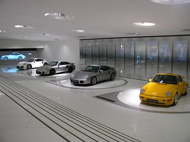 �ty�i po sob� jdouc� generace Porsche 911 turbo v Porsche muzeu v Zuffenhausenu