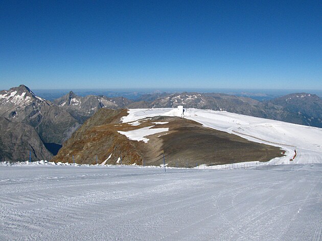 Pod vrcholem arelu v Les Deux Alpes, snh je na pelomu ervence a srpna jen na upravovanch sjezdovkch.