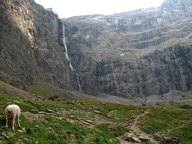 Dolina Cirque de Gavarnie s 422 metr vysokm vodopdem.