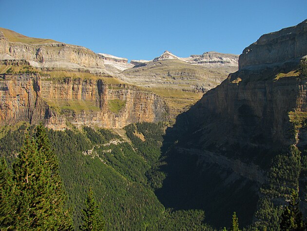 Prrva Breche de Roland na hranici francozsko-panlsk hranici, zachyvena ze panlsk strany (Parque Nacional de Ordesa y Monte Perdido, viz pt).