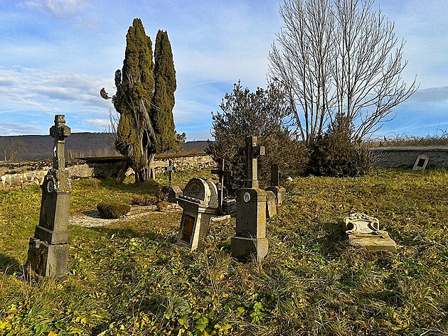 nato� aby u nich polo�il v �ase du�i�kov�m kyti�ku nebo zap�lil sv��ku.