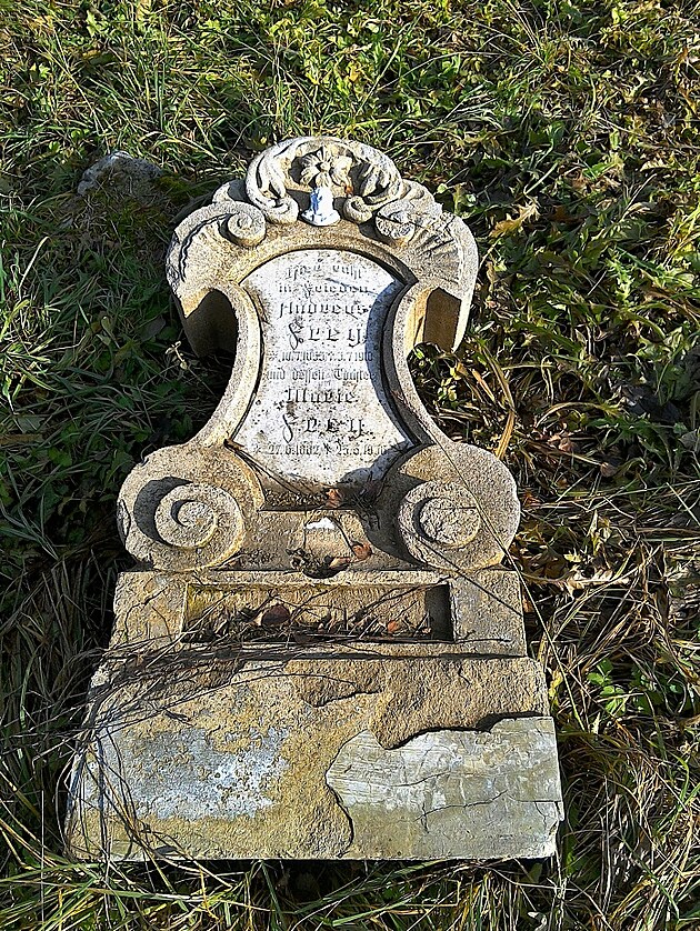 Povalen� n�hrobky...