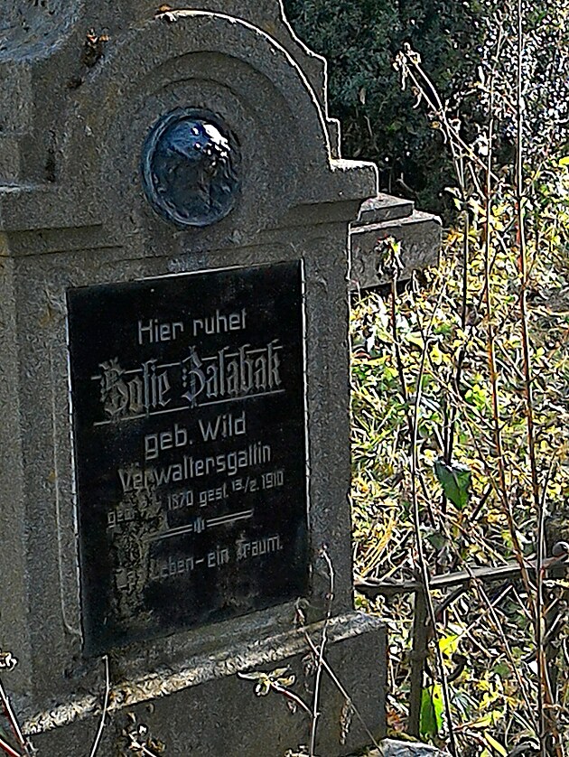 N�hrobn� desky z po��tku minul�ho stolet�...