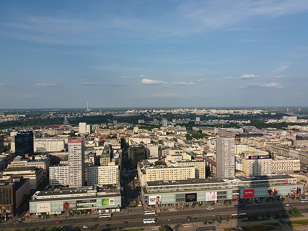 Pohled z Palce kultury na ulici Marszalkowska a tak na fotbalov stadion