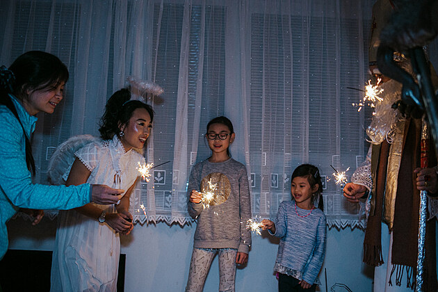 Vietnamsk� d�ti zp�vaj� �esk� v�no�n� koledy