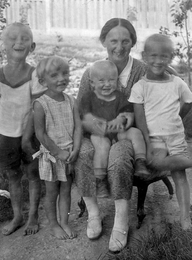 Augusta Zapletalová s dětmi, 1926