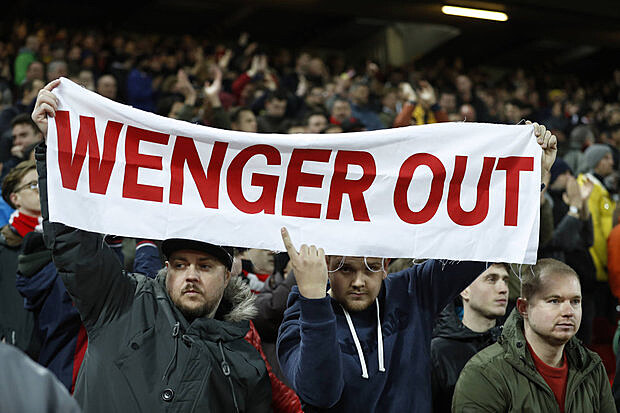 Nespokojench fanouk Arsenalu pibv. Mnoho z nich si d odchod manaera Arsena Wengera. Heslo Wenger Out je k vidn nejen na fotbalovch stadionech.