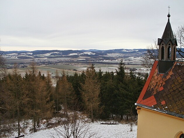 Psmo kopc na obzoru je Blatensk pahorkatina. Hezk pohled se naskytne pi cest od ns do Klatov.