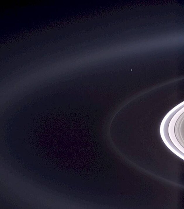 Prstenec Saturnu a nepatrn teka - Zem