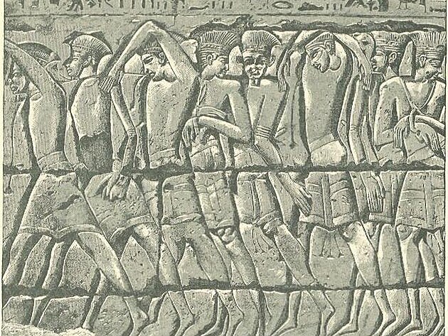 Zajat Pelitejci s typickymi povmi ozdobami na hlav - zobrazen v egyptskm chrmu v Medinet Habu